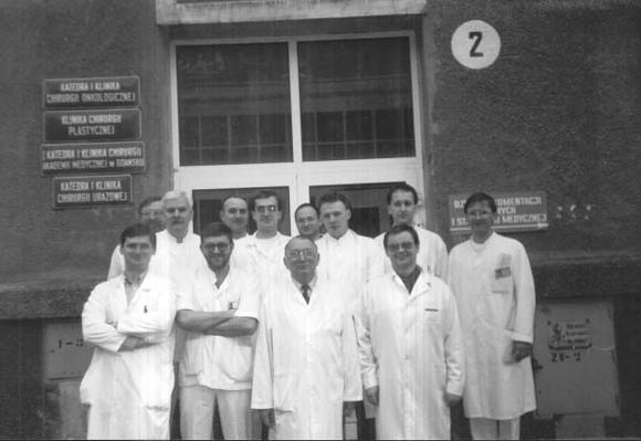 Zespół lekarzy Katedry i Kliniki Chirurgii Onkologicznej rok 2000